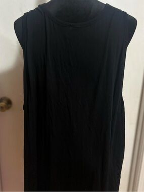 Black Sleeveless Women's Top - Classic tee